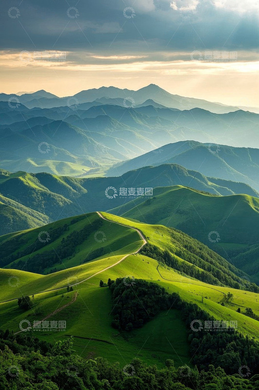 山间公路自然风光全景