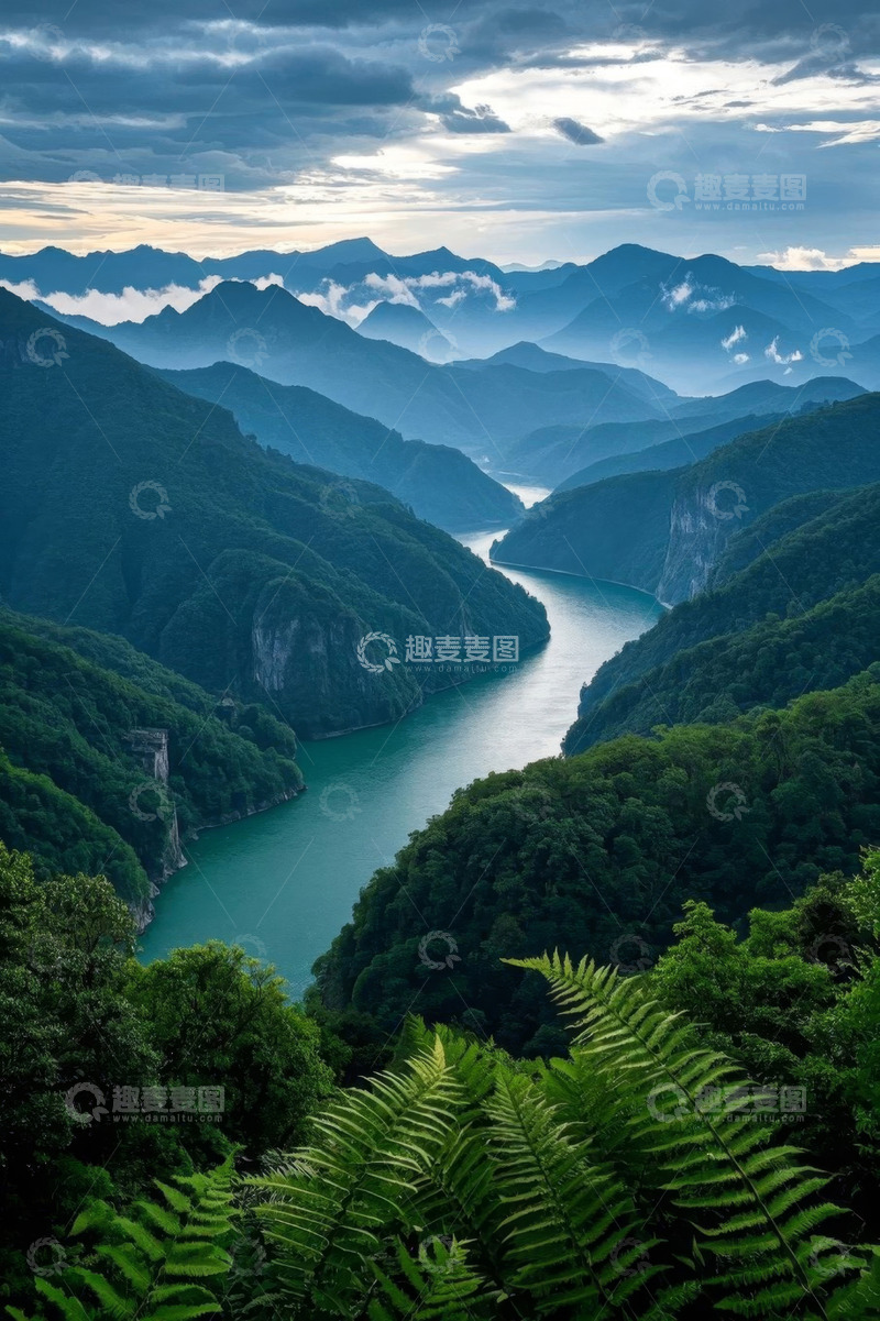 高清大图下载【趣麦麦图】青山间蜿蜒河流自然景观