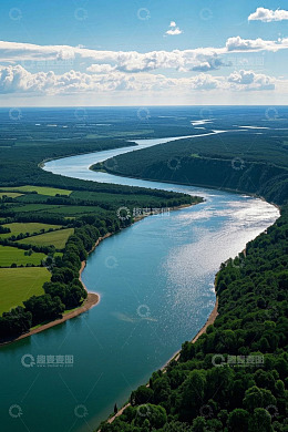 俯瞰蜿蜒河流与周边自然风光