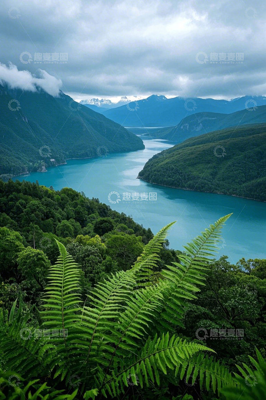 山间湖泊自然景观