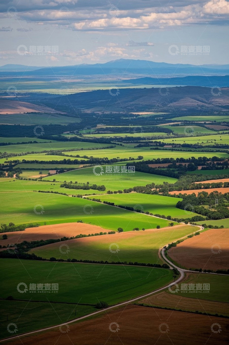 高清大图下载【趣麦麦图】广袤田野与远山的自然风光