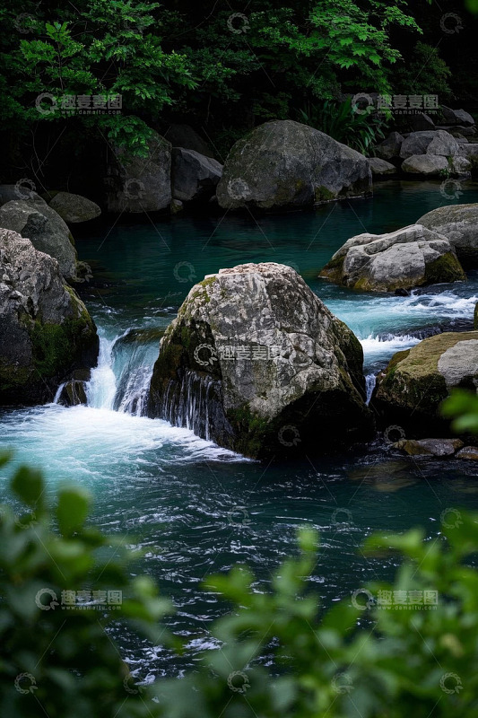 山间溪流与岩石自然景观