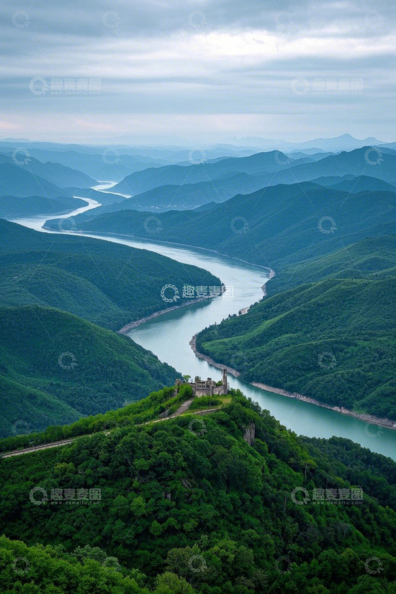 高清大图下载【趣麦麦图】山间河流与绿色山林景观