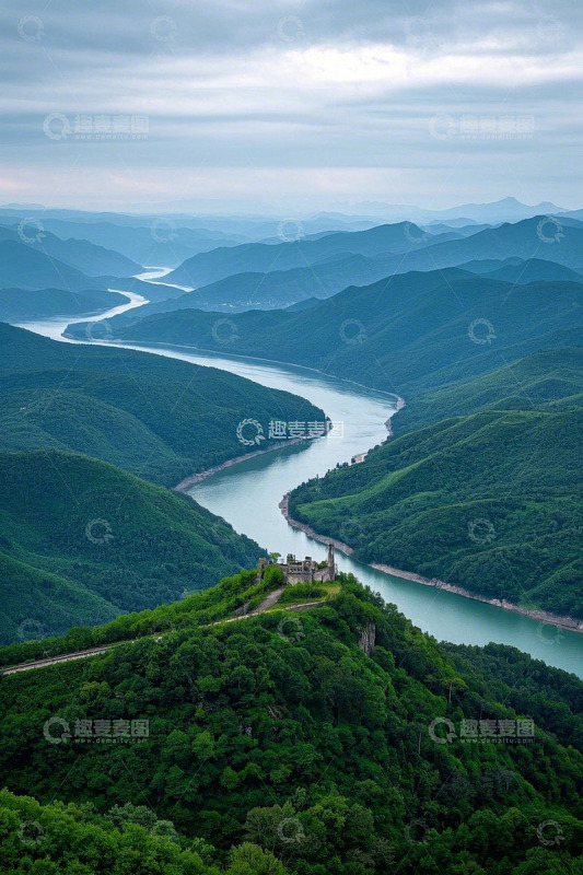 山间河流与绿色山林景观