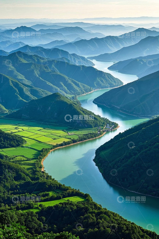 山水环绕的自然风光全景
