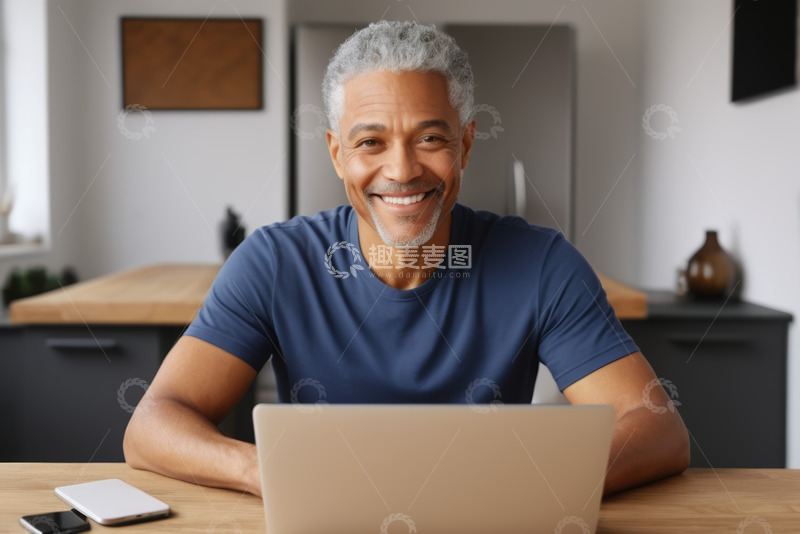 高清大图下载【趣麦麦图】微笑男士居家使用笔记本电脑