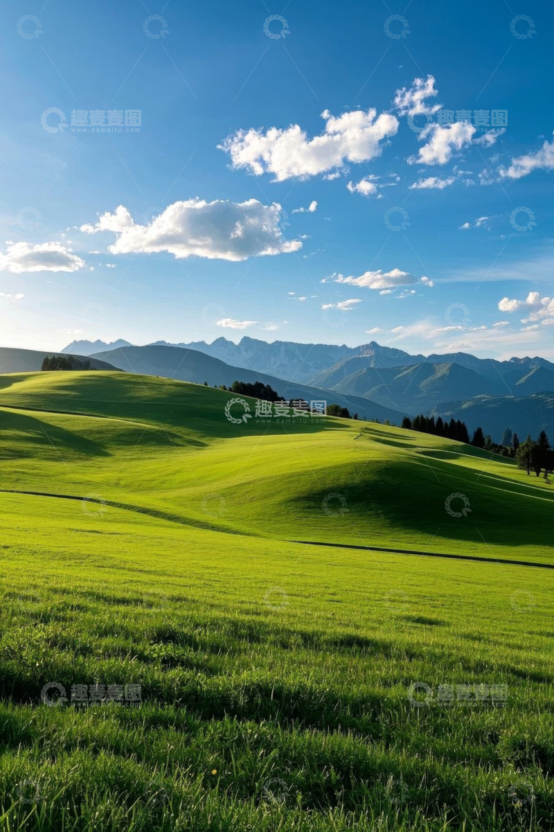 高清大图下载【趣麦麦图】绿色草原与远处山峦风景