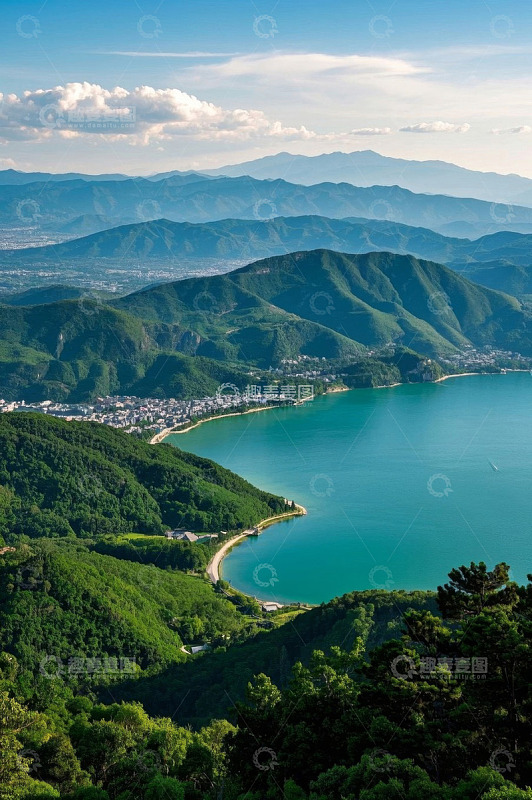 山水相依的自然风光全景