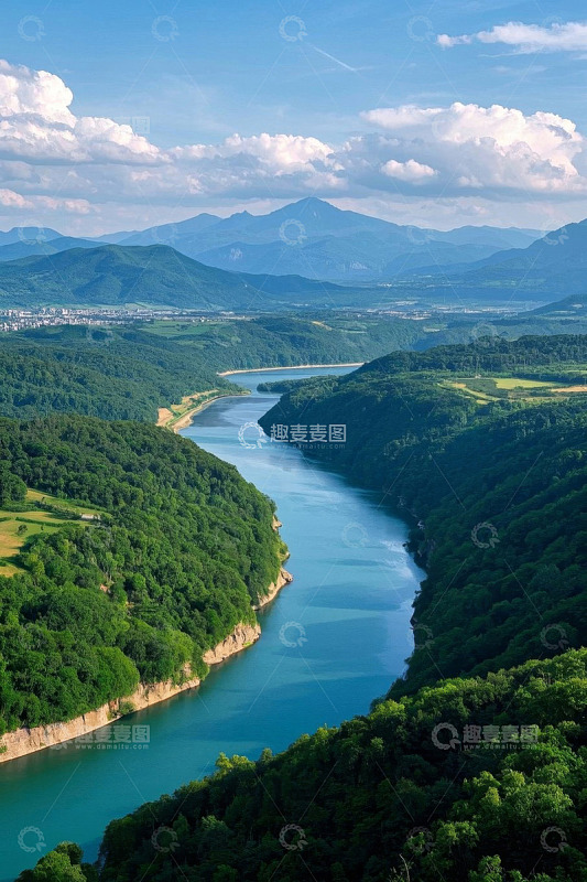 青山绿水间蜿蜒河流全景