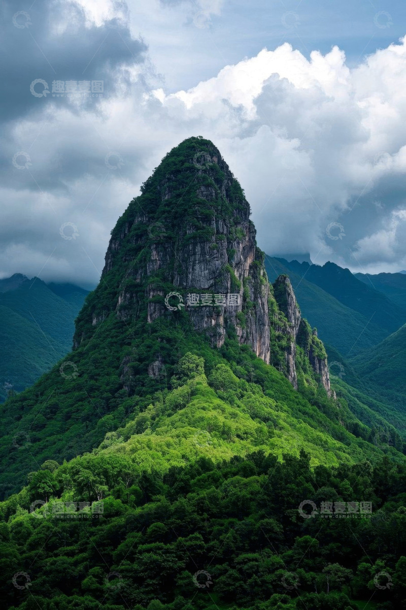 高清大图下载【趣麦麦图】青山绿树环绕的高耸山峰