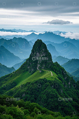 青山云海环绕的山脉风光