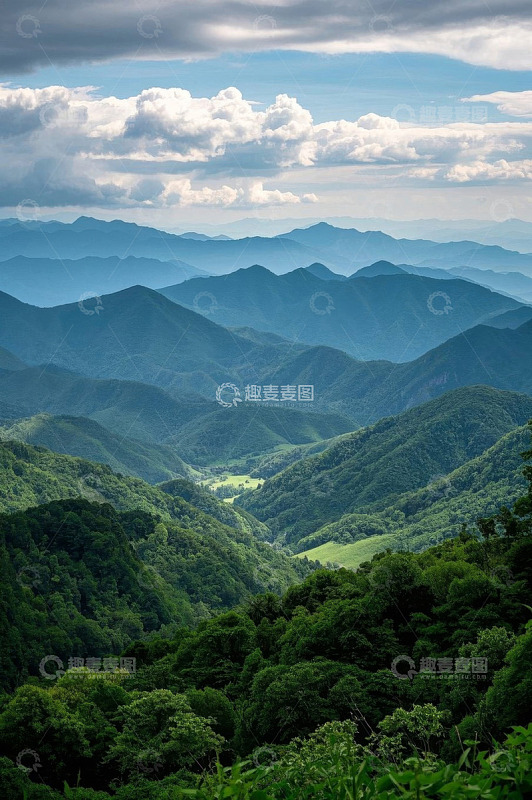 山峦森林与天空自然景观