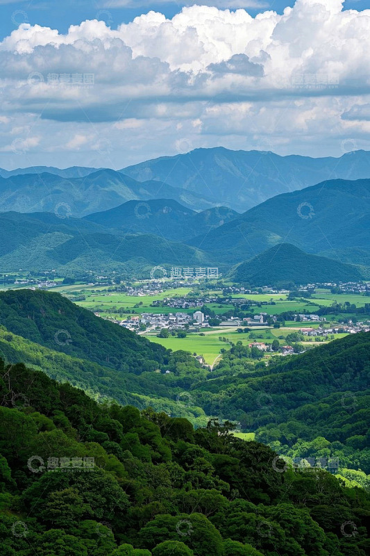 山峦绿野间的乡村全景