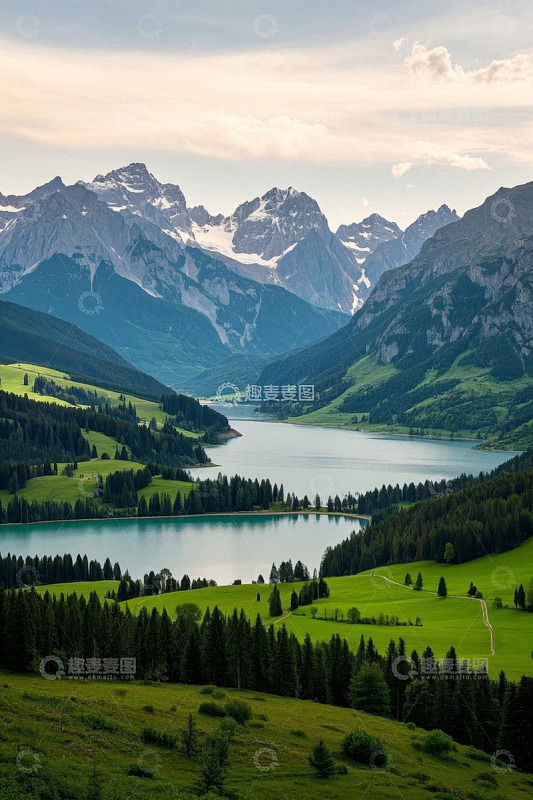 山水相依的自然风光全景