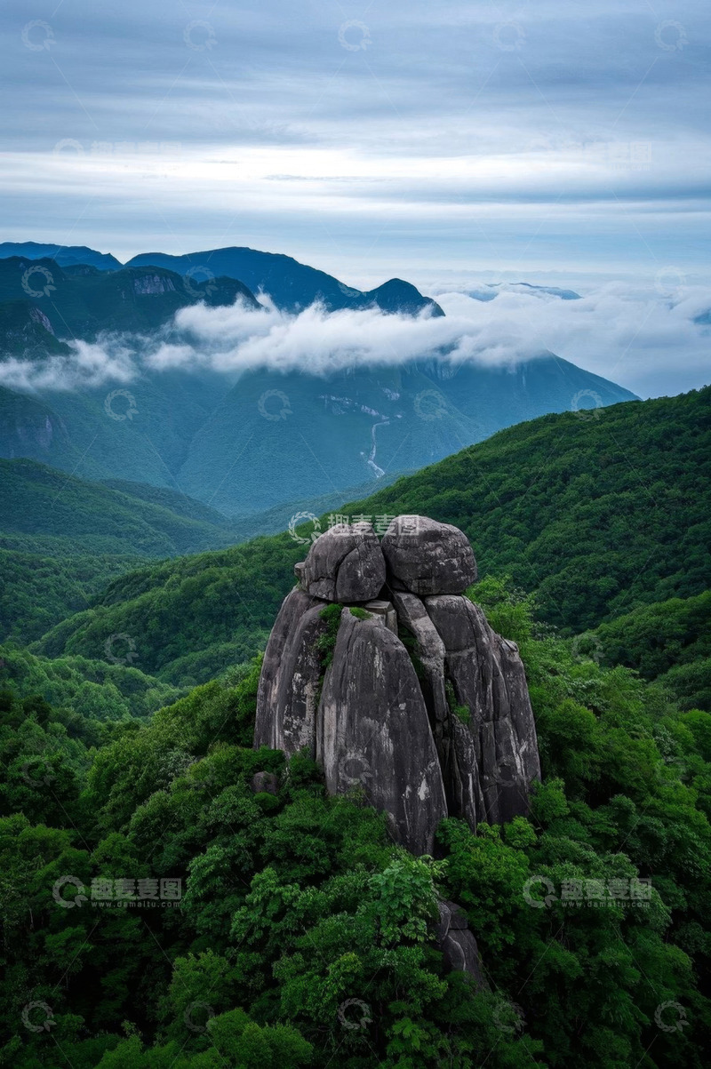 高清大图下载【趣麦麦图】山峦云海间的巨石与茂密植被