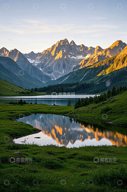 山间湖泊与金色山峦自然景观