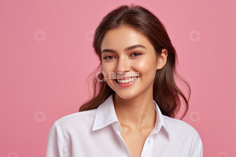 高清大图下载【趣麦麦图】微笑女性粉色背景肖像