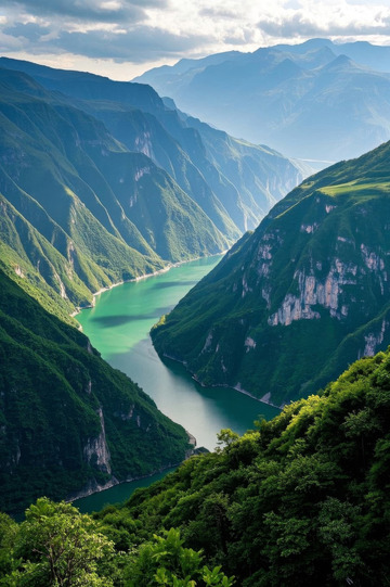 青山绿水间的峡谷风光