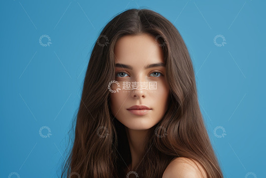 蓝背景前长发女子肖像