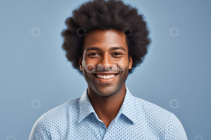 高清大图下载【趣麦麦图】微笑的非洲裔男子肖像