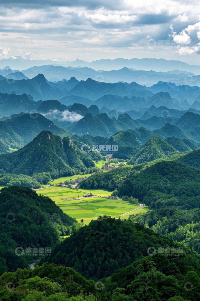 高清大图下载【趣麦麦图】山峦环绕的田园风光