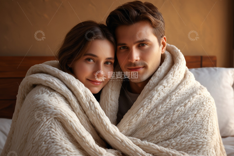 高清大图下载【趣麦麦图】情侣裹毛毯依偎在卧室
