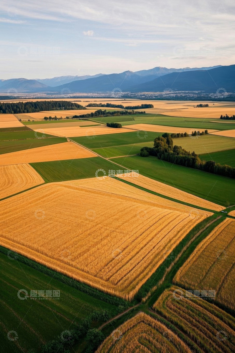 高清大图下载【趣麦麦图】俯瞰广袤田野与山脉景观