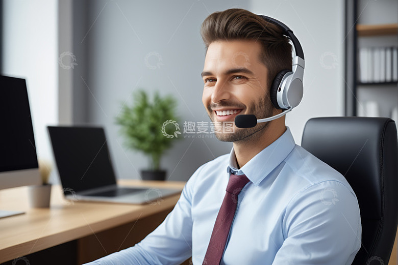 办公室戴耳机工作的男士