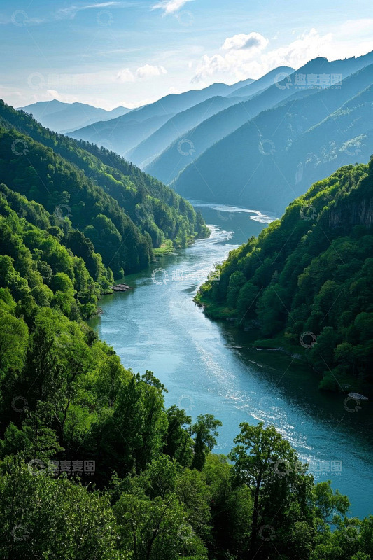 山谷间蜿蜒河流森林景观