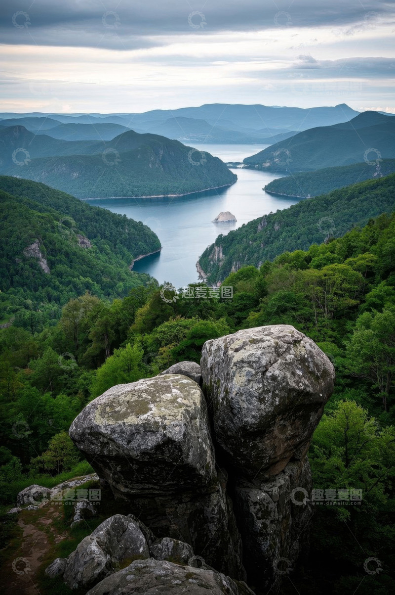 高清大图下载【趣麦麦图】山间湖泊与森林自然景观