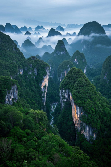 中国桂林喀斯特群山云雾景观