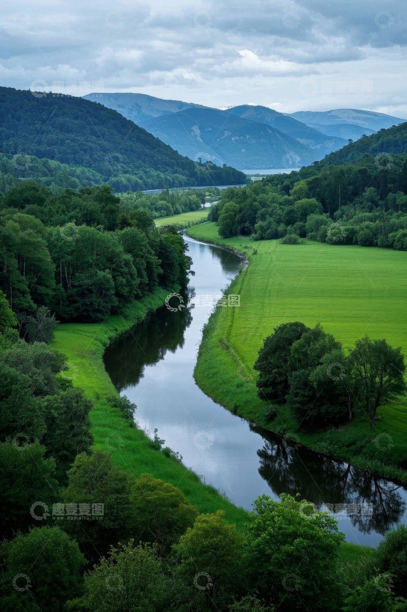 高清大图下载【趣麦麦图】山谷间蜿蜒河流与森林景观