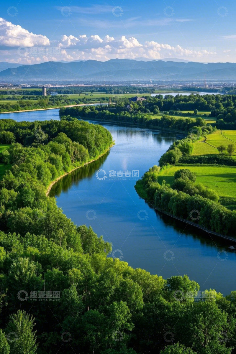 高清大图下载【趣麦麦图】河流蜿蜒穿过绿色森林景观