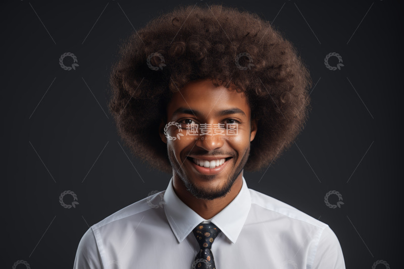 高清大图下载【趣麦麦图】微笑的非洲裔男性肖像