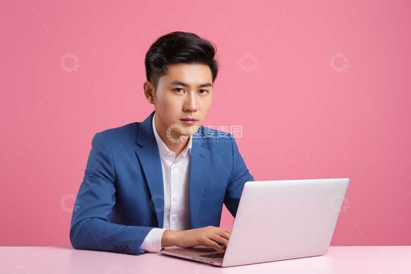 高清大图下载【趣麦麦图】商务男士使用笔记本电脑