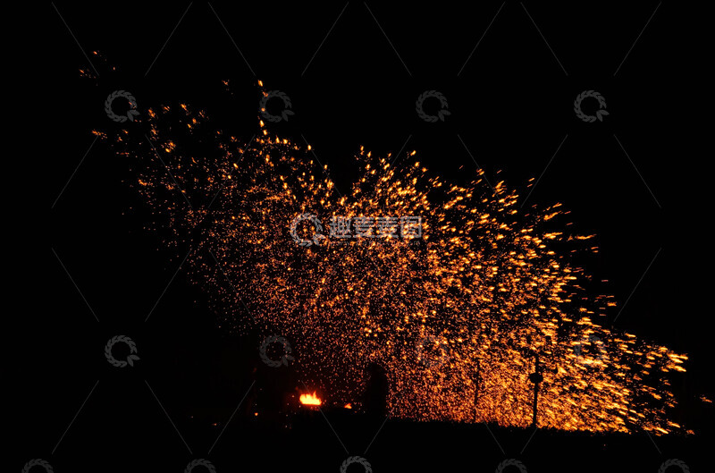 高清大图下载【趣麦麦图】打铁花火花四溅夜空壮观景象