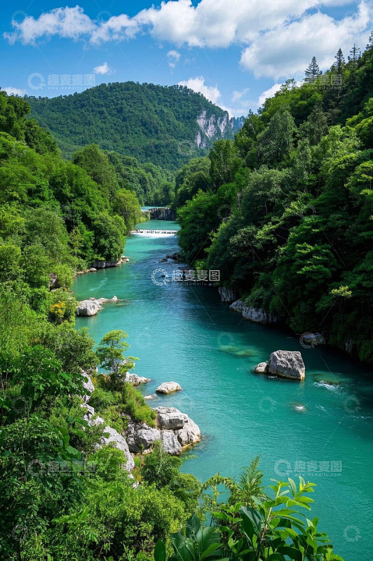 青山绿水间的河流风景