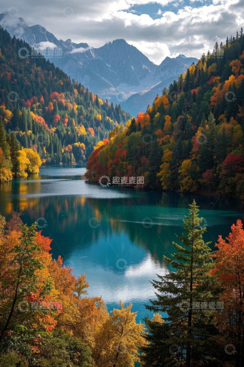 高清大图下载【趣麦麦图】秋日山林间的静谧湖泊