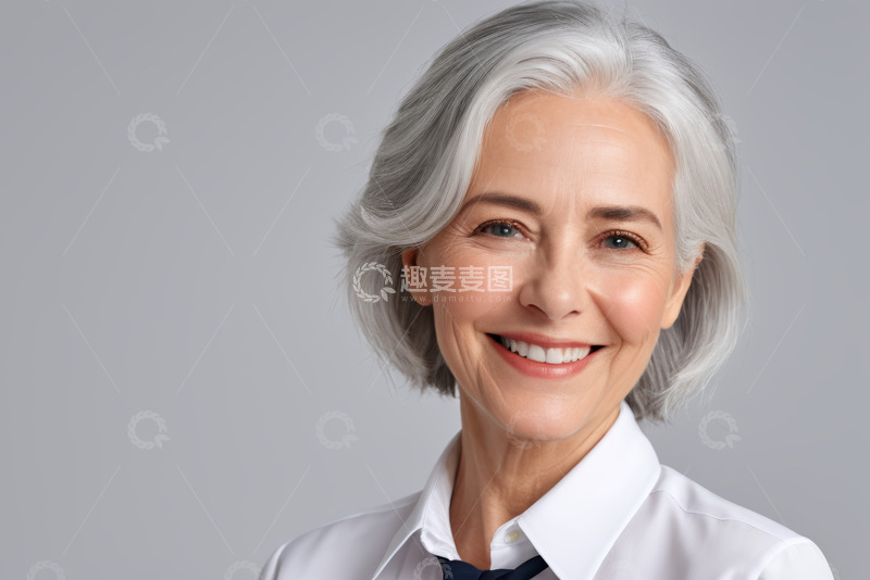 高清大图下载【趣麦麦图】微笑成熟女性肖像