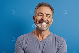 微笑中年男性人物肖像