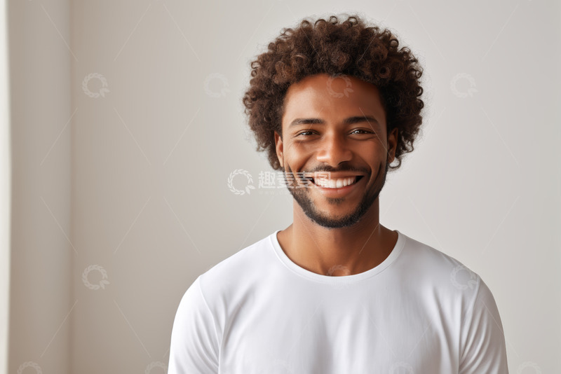 高清大图下载【趣麦麦图】微笑的年轻黑人男子肖像