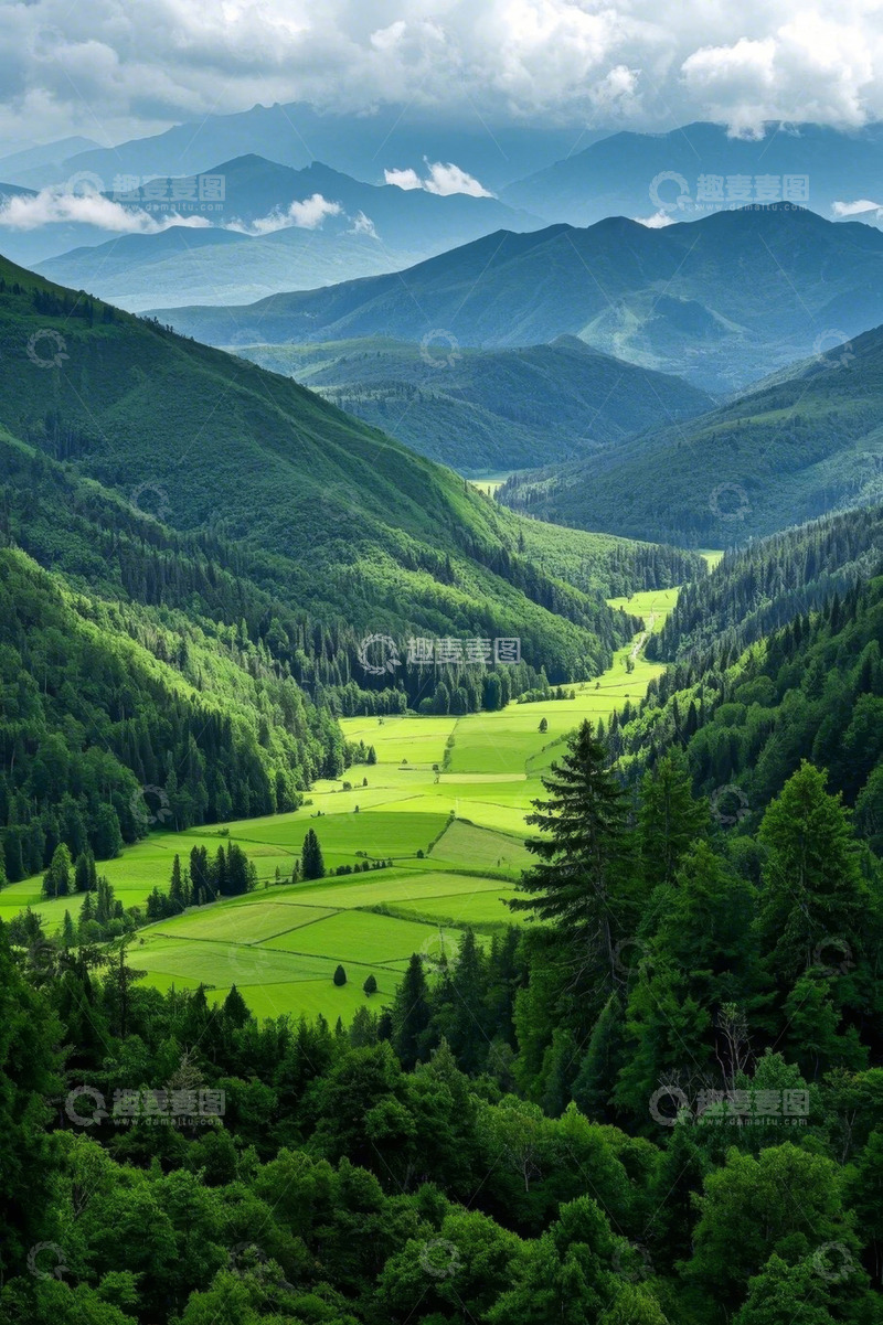 高清大图下载【趣麦麦图】山谷间森林与田野自然景观