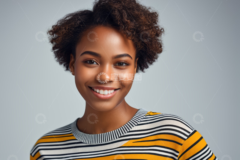 高清大图下载【趣麦麦图】微笑的非洲裔女子半身像