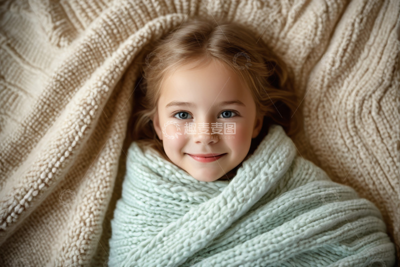 高清大图下载【趣麦麦图】裹毛毯微笑的小女孩肖像