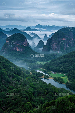青山绿水间的丹霞地貌景观
