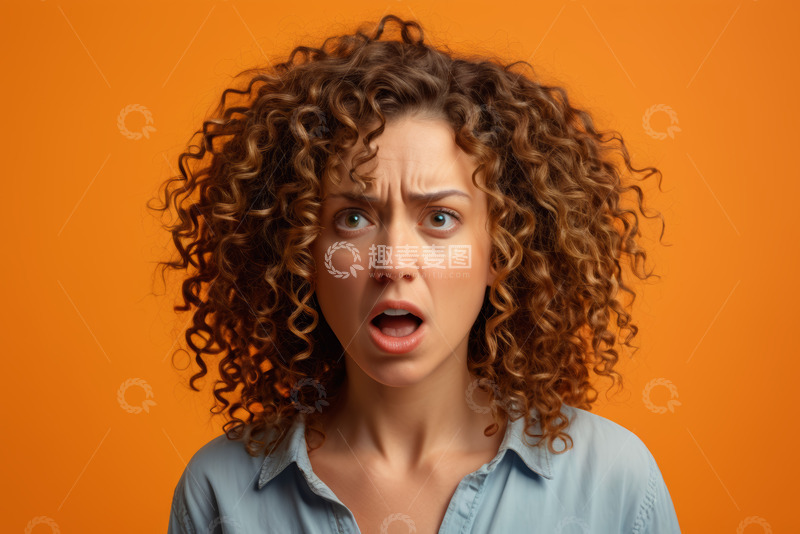高清大图下载【趣麦麦图】卷发女子惊讶表情特写