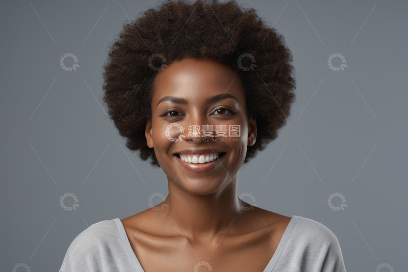 高清大图下载【趣麦麦图】微笑的非洲裔女性肖像