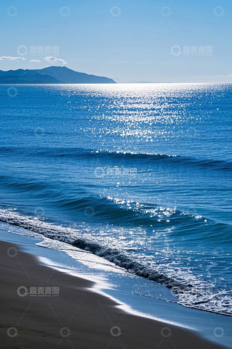 高清大图下载【趣麦麦图】阳光照耀下的海滩与海浪