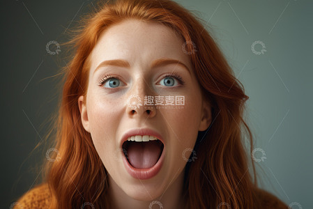 红发女子惊讶表情特写