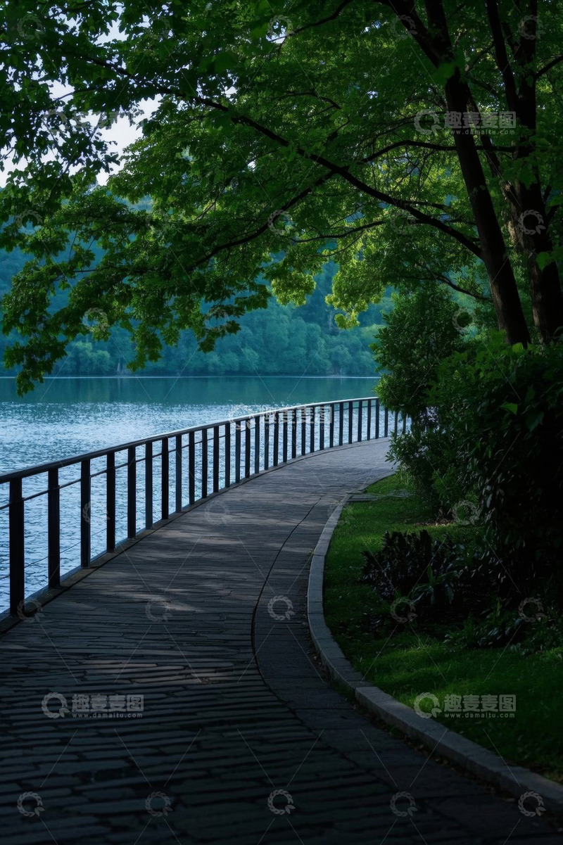 高清大图下载【趣麦麦图】湖边林荫步道自然风光